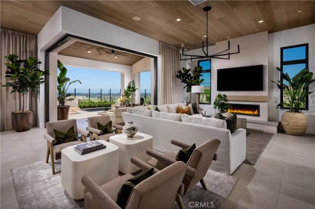 552 PENINSULA, Irvine, CA 92602