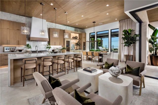 552 PENINSULA, Irvine, CA 92602