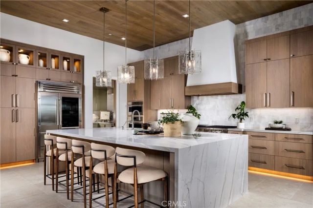 552 PENINSULA, Irvine, CA 92602