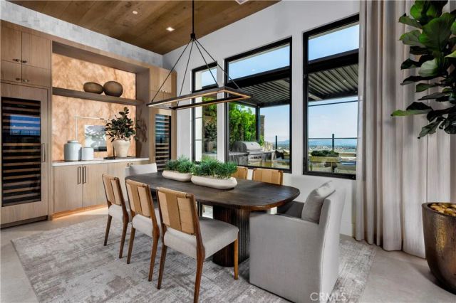 552 PENINSULA, Irvine, CA 92602