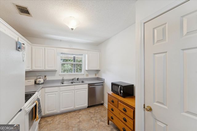 211 Edgewater Road APT 49, Savannah, GA 31406