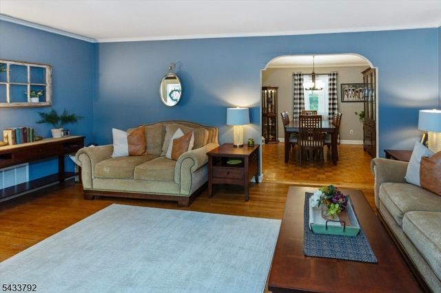 7 Crest Dr, Washington Twp., NJ 07853