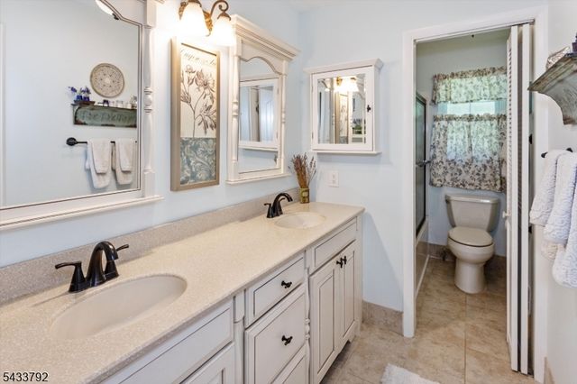 7 Crest Dr, Washington Twp., NJ 07853