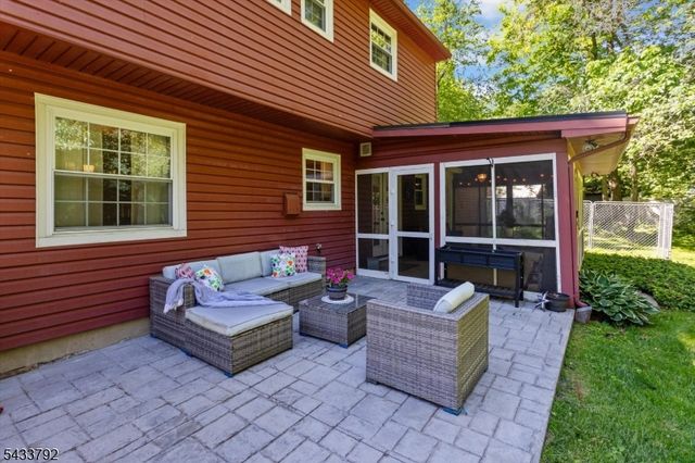7 Crest Dr, Washington Twp., NJ 07853