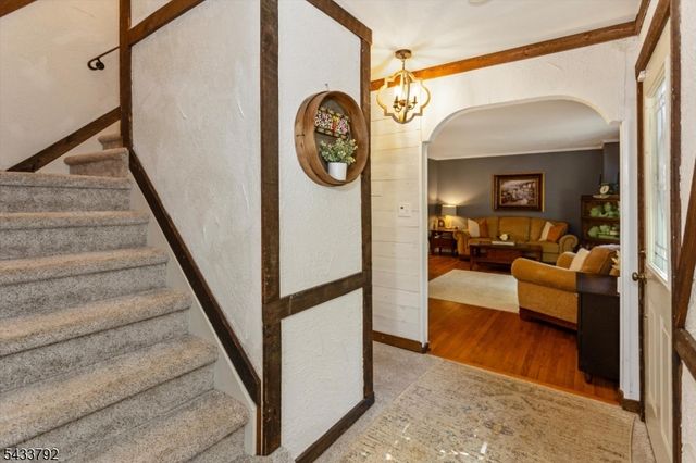 7 Crest Dr, Washington Twp., NJ 07853