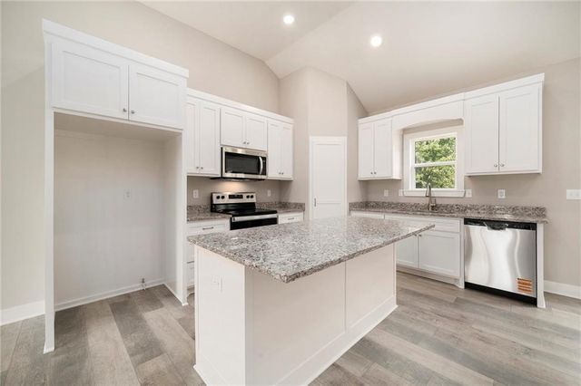 523 Hawthorne Street, Smithville, MO 64089