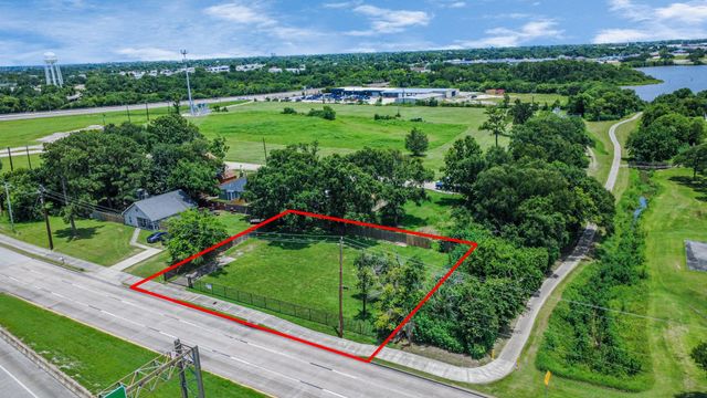 302 N Highway 146, Baytown, TX 77520
