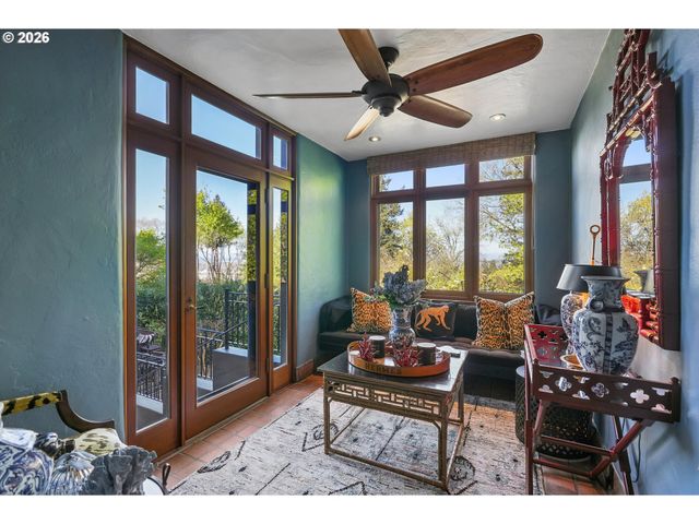 2643 Sw BUENA VISTA Dr, Portland, OR 97201