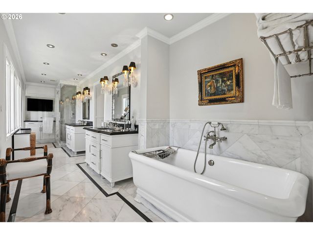 2643 Sw BUENA VISTA Dr, Portland, OR 97201