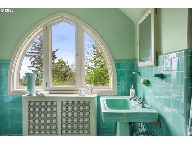 2643 Sw BUENA VISTA Dr, Portland, OR 97201