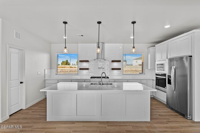 233 RANCHO VIEJO Drive, El Paso, TX 79927