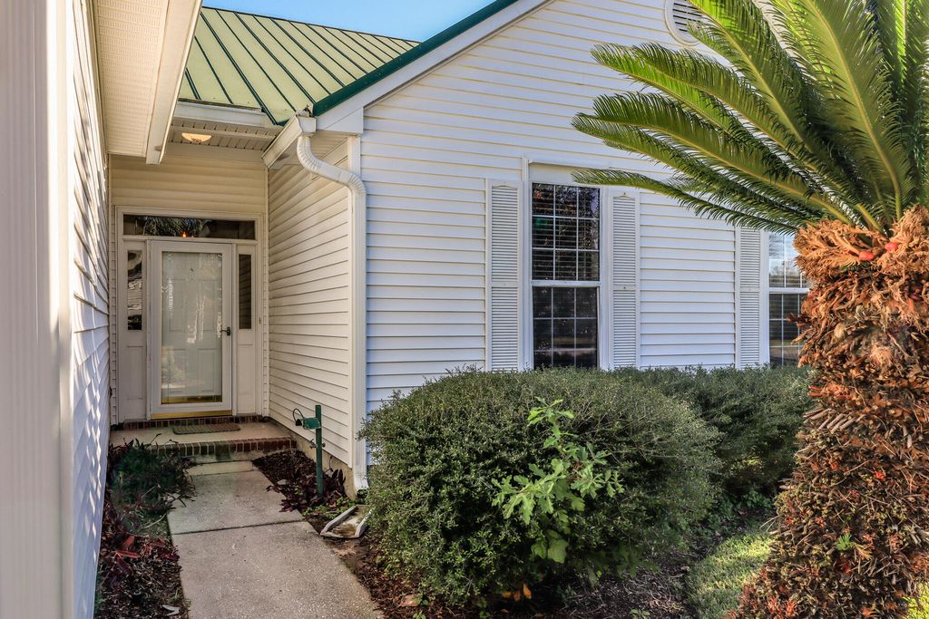 Image 14 of property listing at 434 S Piazza Court, Mount Pleasant, SC 29464