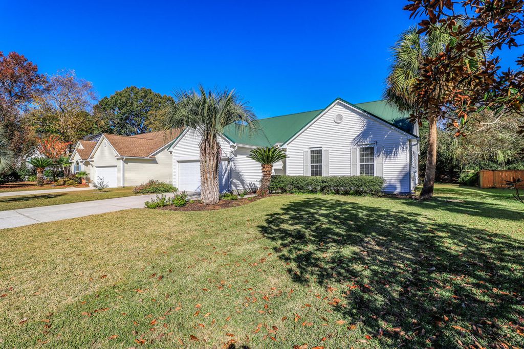 Image 2 of property listing at 434 S Piazza Court, Mount Pleasant, SC 29464