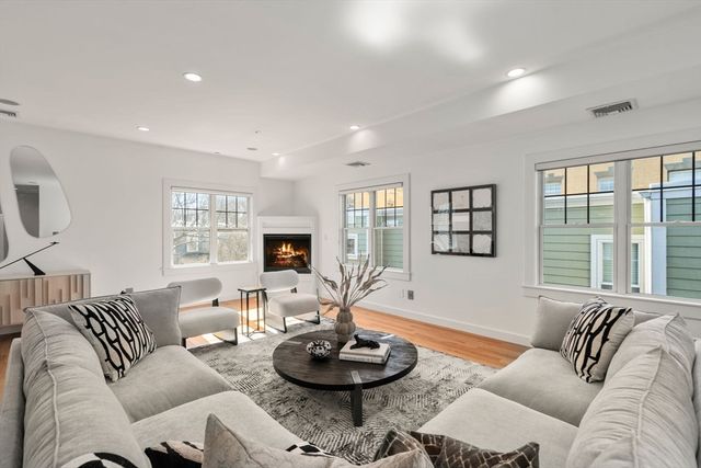 345 W Broadway 9, Boston, MA 02127