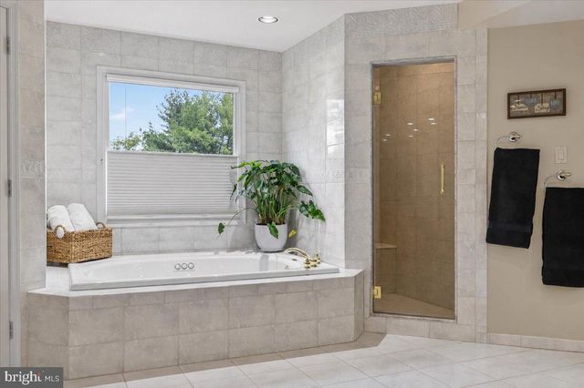 104 WHISPER WOOD CT, Newtown, PA 18940