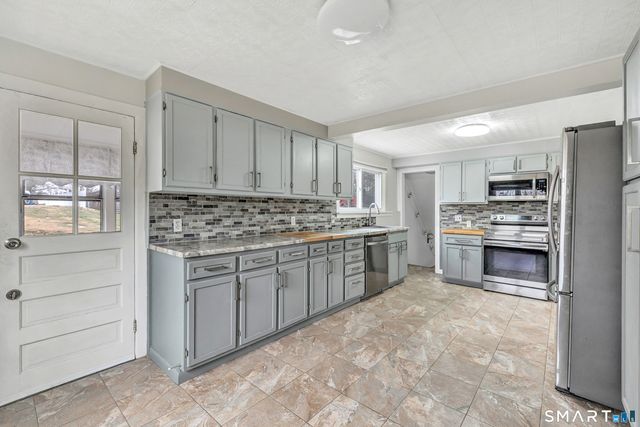 10 Oronoque Trail, Shelton, CT 06484