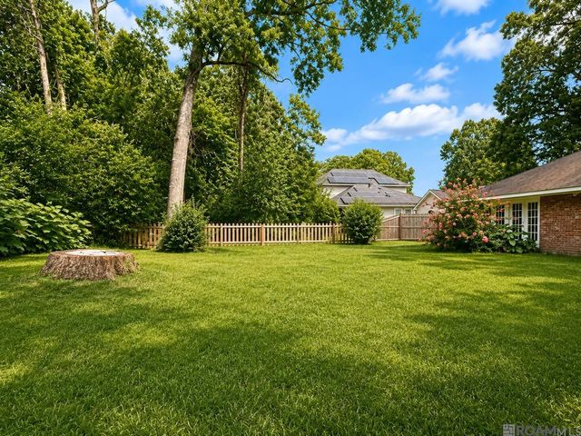 1049 Castle Kirk Dr, Baton Rouge, LA 70808