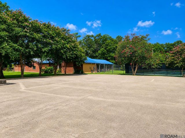 1049 Castle Kirk Dr, Baton Rouge, LA 70808