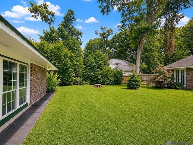 1049 Castle Kirk Dr, Baton Rouge, LA 70808