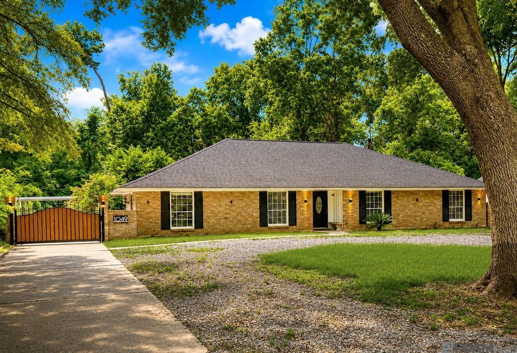 1049 Castle Kirk Dr, Baton Rouge, LA 70808