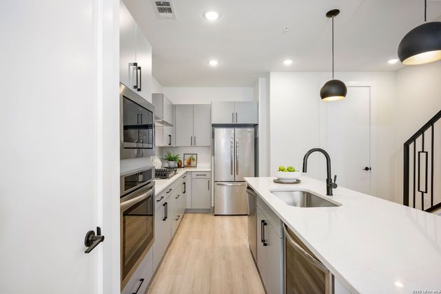 719 E Locust St Unit 3108, San Antonio, TX 78212