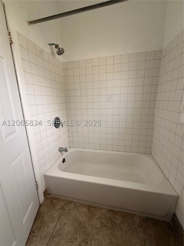 670 W 46th St 5, Miami Beach, FL 33140