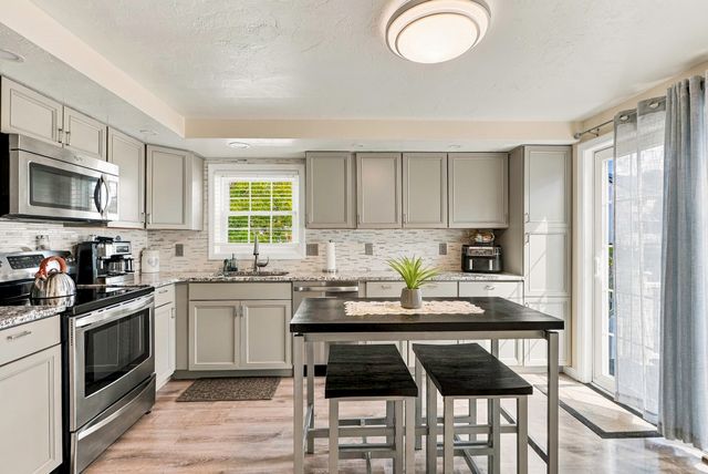 102 Sunderland Rd, Worcester, MA 01604