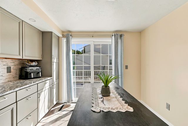 102 Sunderland Rd, Worcester, MA 01604