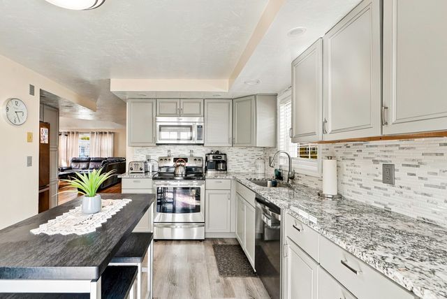 102 Sunderland Rd, Worcester, MA 01604