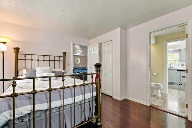 102 Sunderland Rd, Worcester, MA 01604