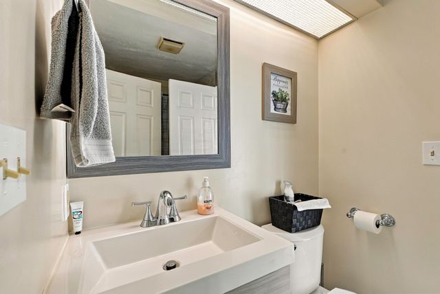 102 Sunderland Rd, Worcester, MA 01604