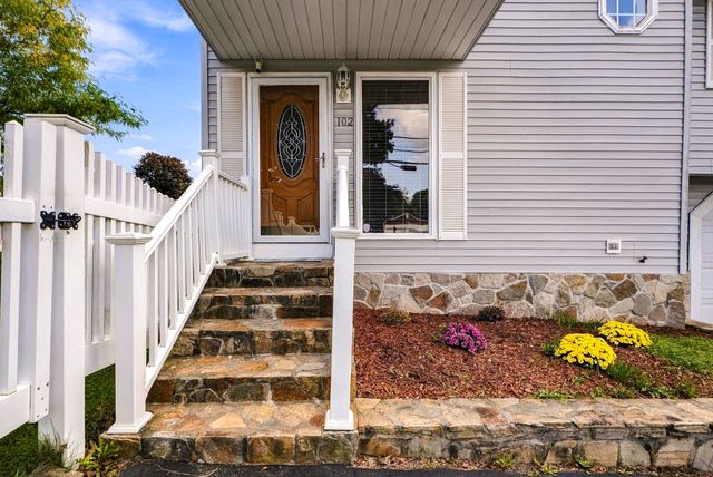 102 Sunderland Rd, Worcester, MA 01604