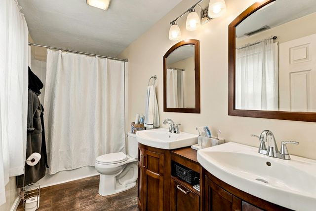 102 Sunderland Rd, Worcester, MA 01604