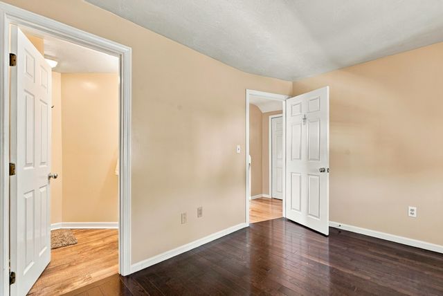 102 Sunderland Rd, Worcester, MA 01604