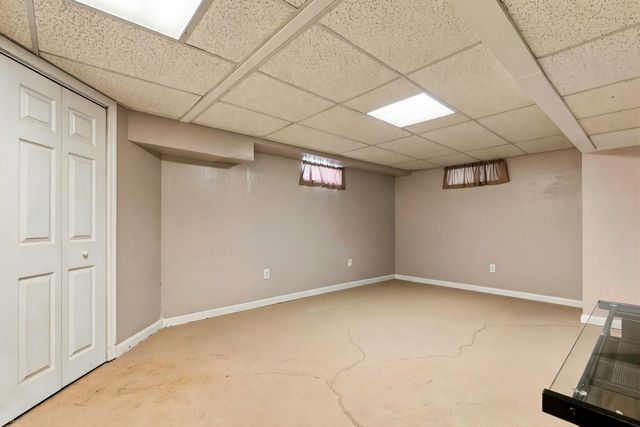 102 Sunderland Rd, Worcester, MA 01604