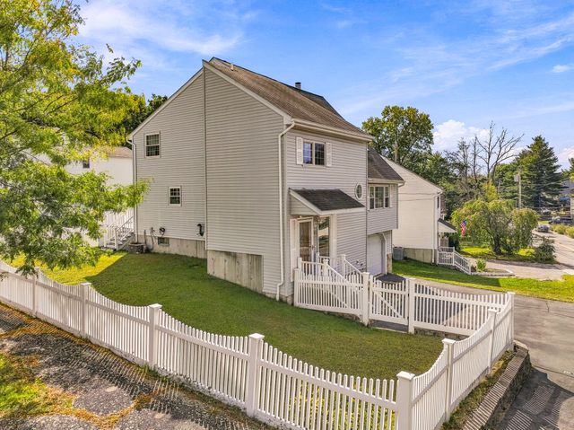 102 Sunderland Rd, Worcester, MA 01604