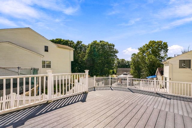 102 Sunderland Rd, Worcester, MA 01604
