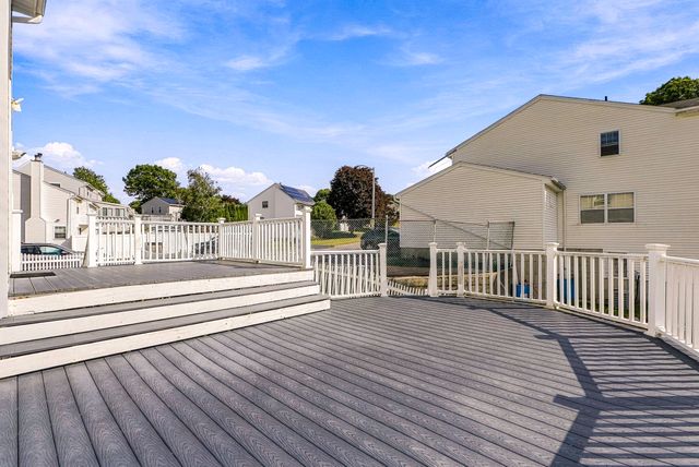 102 Sunderland Rd, Worcester, MA 01604