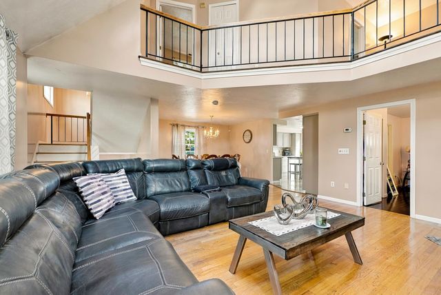 102 Sunderland Rd, Worcester, MA 01604