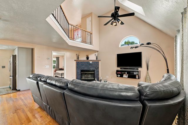 102 Sunderland Rd, Worcester, MA 01604