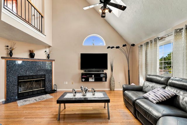102 Sunderland Rd, Worcester, MA 01604