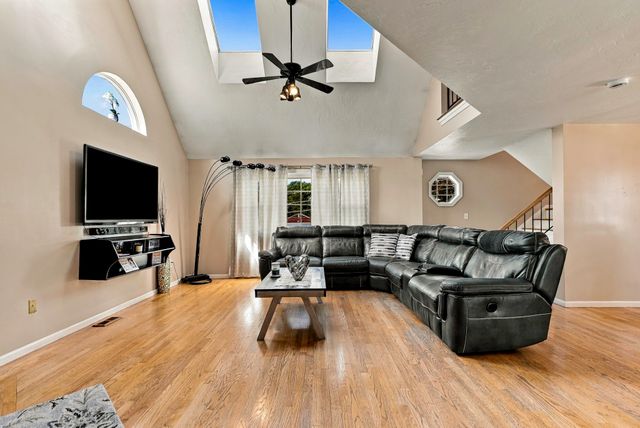 102 Sunderland Rd, Worcester, MA 01604