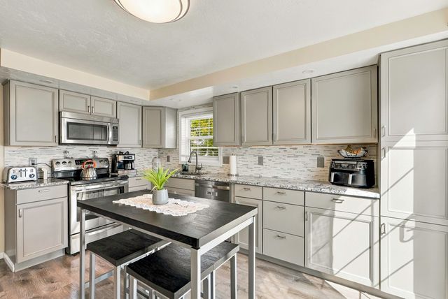 102 Sunderland Rd, Worcester, MA 01604