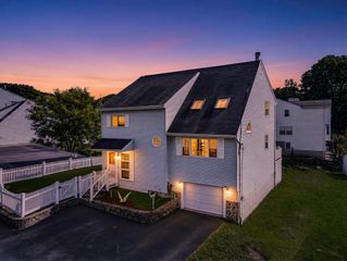 102 Sunderland Rd, Worcester, MA 01604