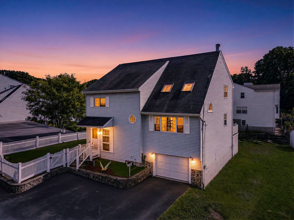 102 Sunderland Rd, Worcester, MA 01604