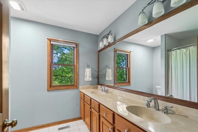 14 James Drive, Hawthorn Woods, IL 60047