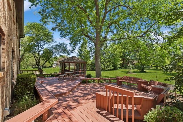 14 James Drive, Hawthorn Woods, IL 60047