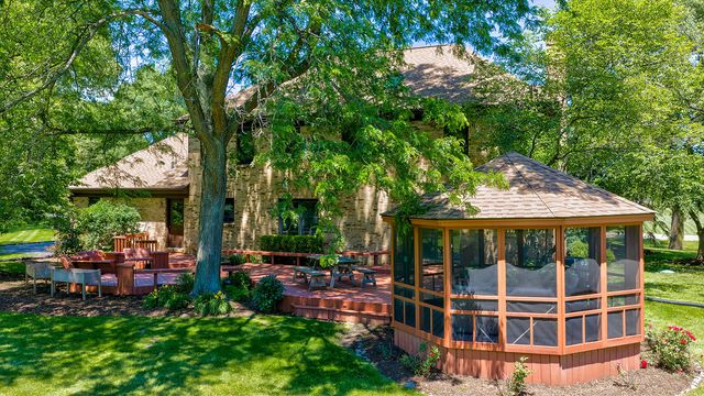 14 James Drive, Hawthorn Woods, IL 60047