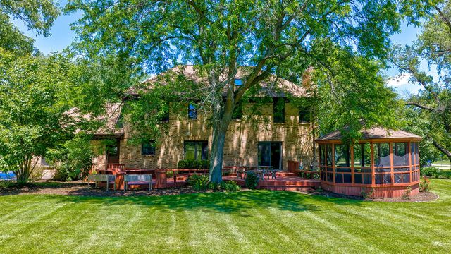 14 James Drive, Hawthorn Woods, IL 60047