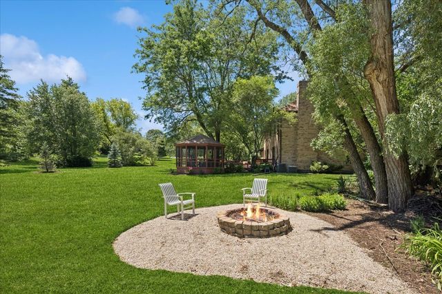 14 James Drive, Hawthorn Woods, IL 60047